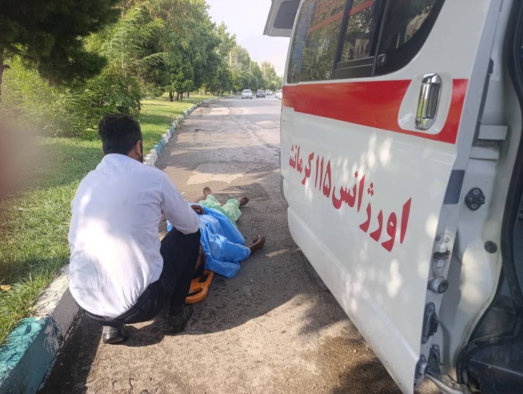 پشت صحنه روز خبرنگار؛ حاشیه بزرگراه و کنار برانکاردی از جنس نجات