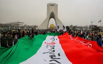 بازتاب 22 بهمن در رسانه‌های جهان| خبرگزاری فرانسه: ایرانی‌ها شعارِ «تا آخر ایستاده‌ایم» سردادند