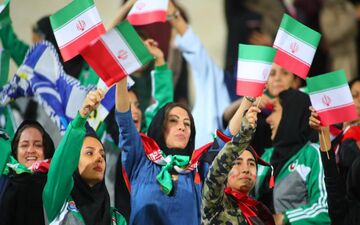 زنان تا سال دیگر نمی‌توانند به ورزشگاه بروند!