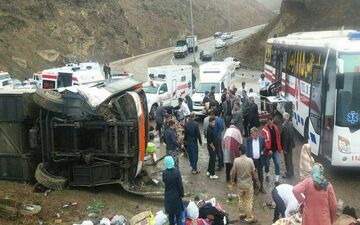  واژگونی اتوبوس حامل گردشگران اصفهانی در گردنه حیران