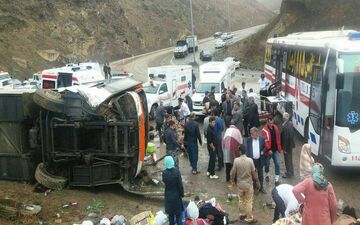  واژگونی اتوبوس حامل گردشگران اصفهانی در گردنه حیران