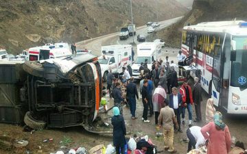  واژگونی اتوبوس حامل گردشگران اصفهانی در گردنه حیران