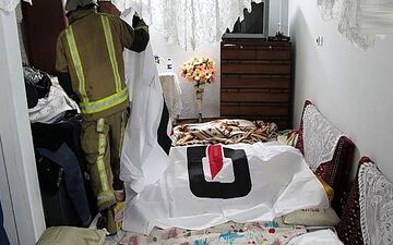 کشف جنازه یک زن و مرد وسط خانه
