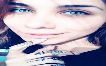 سلفی محدثه حیرت با طرح های نقش حنا بر روی دستش (عکس)
