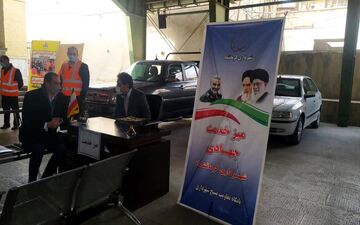 میز خدمت شهرداری کرمانشاه در مسجد جامع کرمانشاه برپا شد