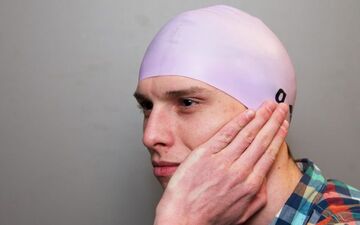چگونه آب داخل گوش را خارج کنیم؟