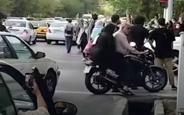 
تجمعات پراکنده در تهران و برخی شهرها بخاطر ماجرای مهسا امینی