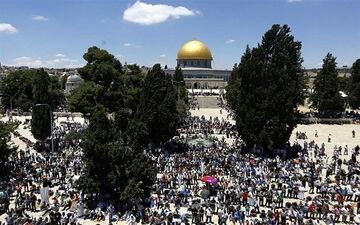 سرازیر شدن ده‌ها هزار فلسطینی به سمت مسجدالاقصی در اولین جمعه ماه رمضان