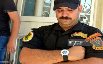 عکس/ غنیمت جالب سرباز عراقی از یک داعشی