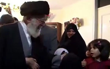 خداحافظی جالب یک دختربچه با رهبر انقلاب + فیلم