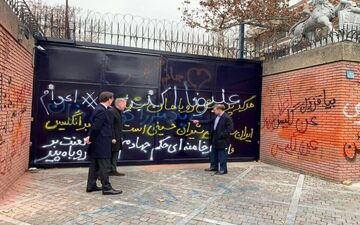 
«پلیس دیپلماتیک» کجاست؟/ بی‌ادبی در اعتراضات دانشگاه بد است، روی دیوار سفارت خارجی خوب؟!
