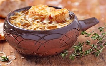 طرز تهیه سوپ پیاز فرانسوی رستورانی: راز یک طعم مجلسی و بی‌نظیر (مرحله به مرحله)