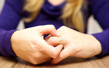 انگشتر تنگ رو چجوری از انگشتم در بیارم؟ | آموزش در آرودن انگشتر تنگ + فیلم