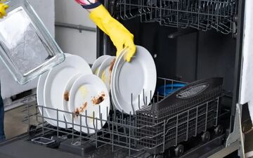 دلایل اصلی تمیز نشدن ظروف در ماشین ظرفشویی و روش‌های رفع آن