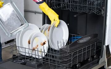 دلایل اصلی تمیز نشدن ظروف در ماشین ظرفشویی و روش‌های رفع آن