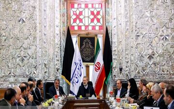 دیدار اعضای شورای شهر تهران با رئیس مجلس/ تأکید لاریجانی بر لزوم رفع مشکل ترافیک و آلودگی