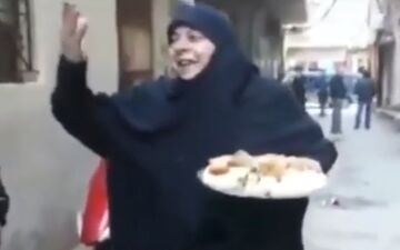  مادر شهیدی که برای شهادت فرزندش شیرینی پخش کرد