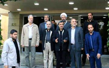 احمدی نژاد به مناطق زلزله زده کرمانشاه رفت