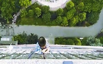 لحظه وحشتناک فرار از مرگ معجزه آسای پسر بچه چینی+فیلم