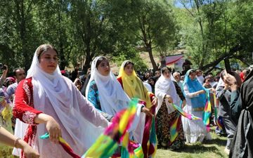  شور و نشاط «ورزش در آبادی» در چغاخور؛ پیاده‌روی 2500 نفری برگزار شد