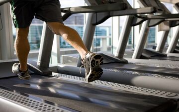 این اشتباهات ساده دویدن روی تردمیل به مفاصل شما آسیب می‌زند