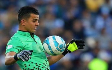 حامد لک، به عضویت تیم فوتبال پرسپولیس درآمد