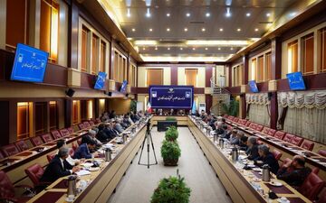 پزشکیان: دانشجو از کلاس بیرون بیاید و وارد میدان عمل شود/ مشکلات کشور از حاشیه حل نمی‌شود