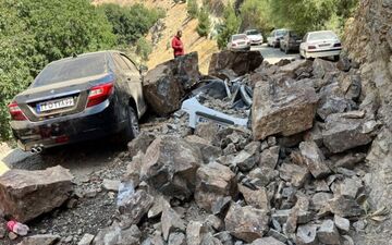 ۶ کشته و مصدوم در حادثه ریزش کوه روی خودرو‌ها