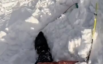 لحظه وحشتناک گرفتار شدن اسکی‌باز در بهمن | فیلم لحظه حادثه