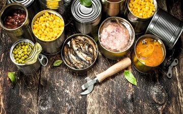خطرات پنهان در غذاهای کنسروی که از آن بی خبرید