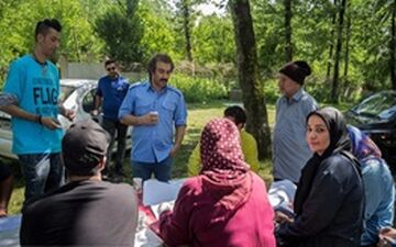  عکسی از خانواده نقی معمولی روی نفربر زرهی