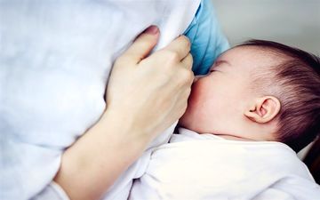 چرا مصرف شیر مادر برای نوزادان ضروری است؟/فواید شیر مادر برای رشد و سلامتی شیرخوار