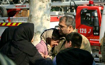 گریه های دختر در آغوش پدر فداکارش روبروی پلاسکو