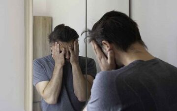 اختلال خودزشت انگاری؛ چطور با احساس زشت بودن‌مان مقابله کنیم؟