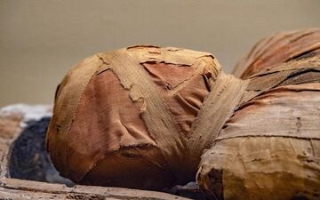 کشف جسد مومیایی شده یک نوجوان در مقبره زیرزمینی
