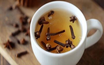 با نوشیدن روزانه آب میخک، ۷ اتفاق حیرت‌انگیز در بدن شما رخ می‌دهد!
