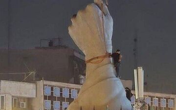 المان «مشت گره‌کرده» در میدان انقلاب تهران نصب شد 