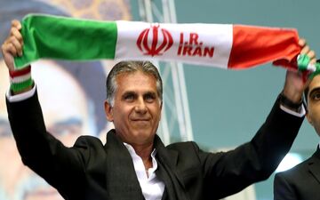 عکس یادگاری کی‌روش و پدرش با لباس تیم ملی ایران