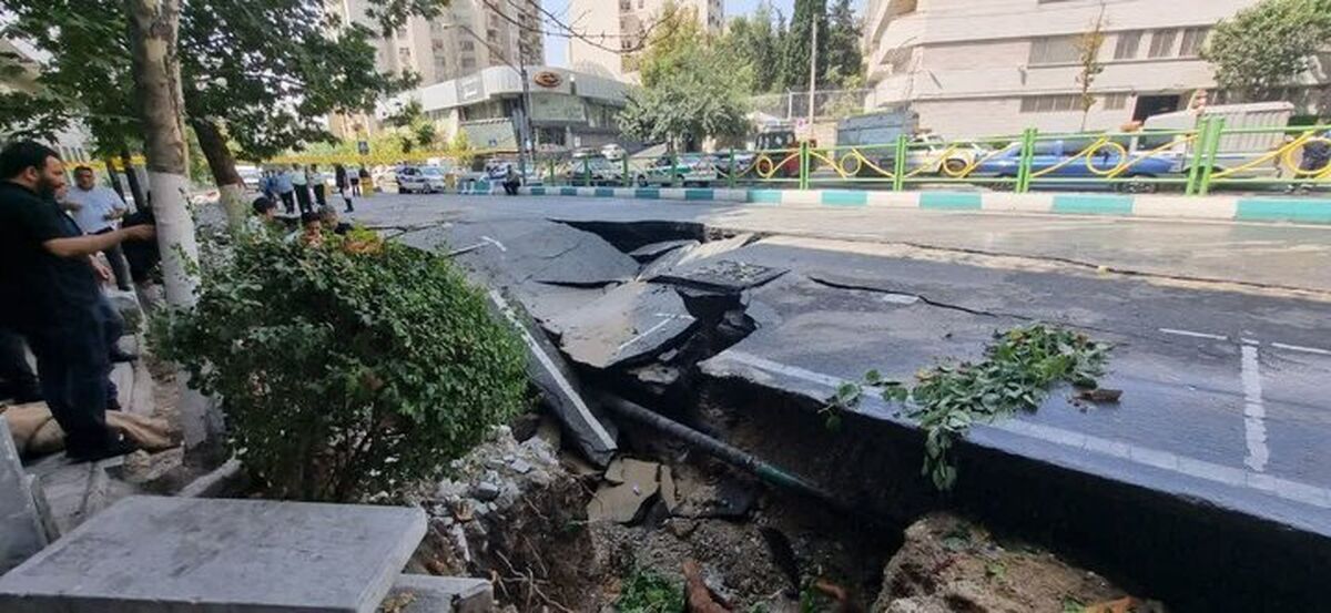 زمین در تهران دهان باز کرد؛ مینی‌بوس و دو وانت در دل خاک فرو رفتند+تصاویر