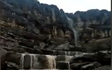 آبشار زیبای "تنگ شکن" در ارسنجان + فیلم 