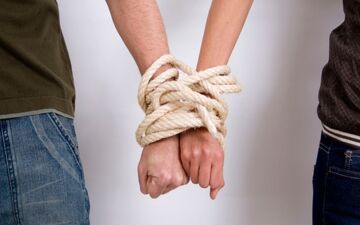  چرا به دیگران خیلی زود وابسته می‌شویم؟