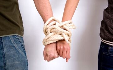  چرا به دیگران خیلی زود وابسته می‌شویم؟