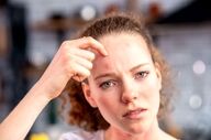 علت خارش پیشانی چیست و چه زمانی باید به پزشک مراجعه کنیم؟