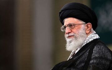 حضور رهبر معظم انقلاب اسلامی در منزل سردار شهید سپهبد سلیمانی
