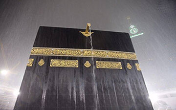 اقامه نماز زیر بارش رحمت الهی در مسجدالحرام