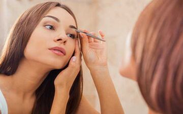 اصلاح ابرو در خانه: چگونه ابروهای خود را در خانه برداریم؟ + آموزش تصویری
