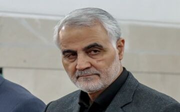 دیدار حاج قاسم سلیمانی با خانواده شهید اسماعیل خانزاده