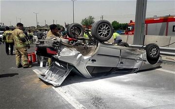  واژگون شدن پژو ۴۰۵ در تصادف شدید ۴ خودرو