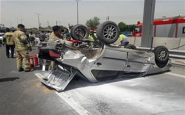  واژگون شدن پژو ۴۰۵ در تصادف شدید ۴ خودرو