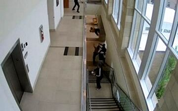 پرش جنون آمیز مجرم مواد مخدر از روی بالکن + فیلم